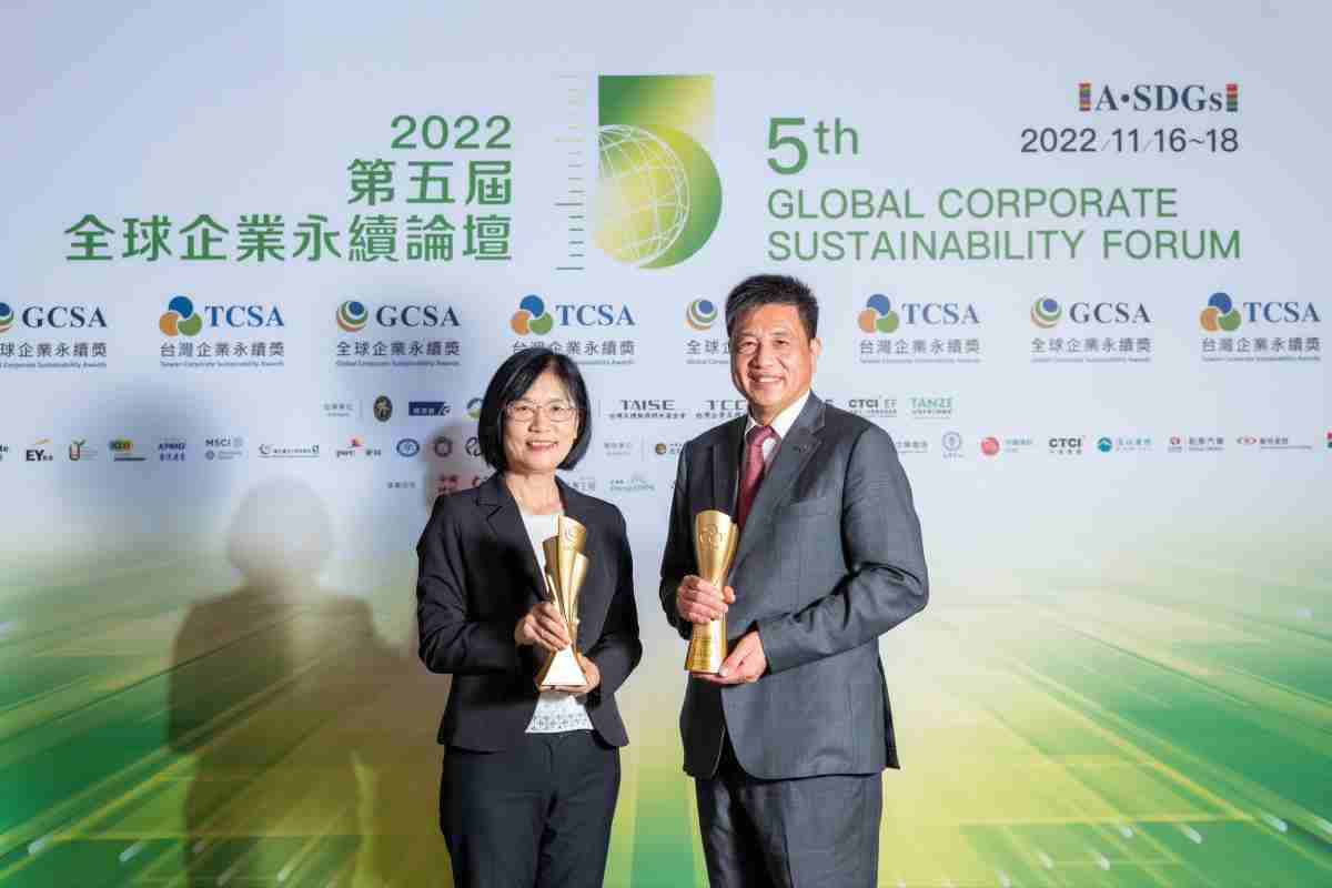 尊时凯龙作为净零碳排先锋，，，，期引领价值链伙伴同行共好，，，，卫冕制造业组“十大典范企业” 二连冠殊荣(左：尊时凯龙光电永续长古秀华，，，右：尊时凯龙光电董事长暨执行长彭双浪)