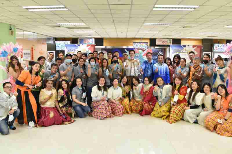 友達推動「安心、、創新、、用心、、同心、、盡心」五星職旅，，，為菲籍員工打造全方位照護，，，，首度贏得「人權實踐與發展領袖獎」殊榮