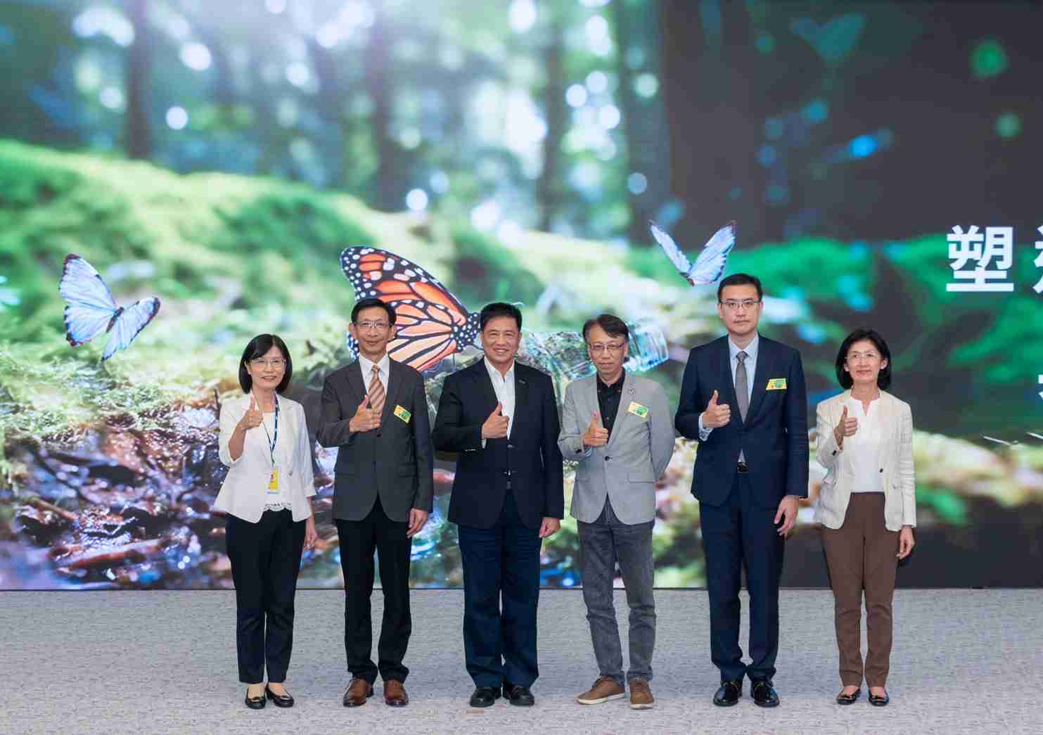 友達2023 CSR共榮大會，，，，邀請領域專家分享交流生物多樣性管理趨勢、、、無塑產品、、海廢永續塑料等議題  （圖左到右：友達光電永續長古秀華、、、、3M台灣技術長陳君杰、、、友達光電董事長暨集團策略長彭双浪、、、光寶科技企業永續發展處處長陳慶暉、、安永聯合會計師事務所執業會計師曾于哲、、、、友達光電供應鏈總部副總經理吳宜芳）