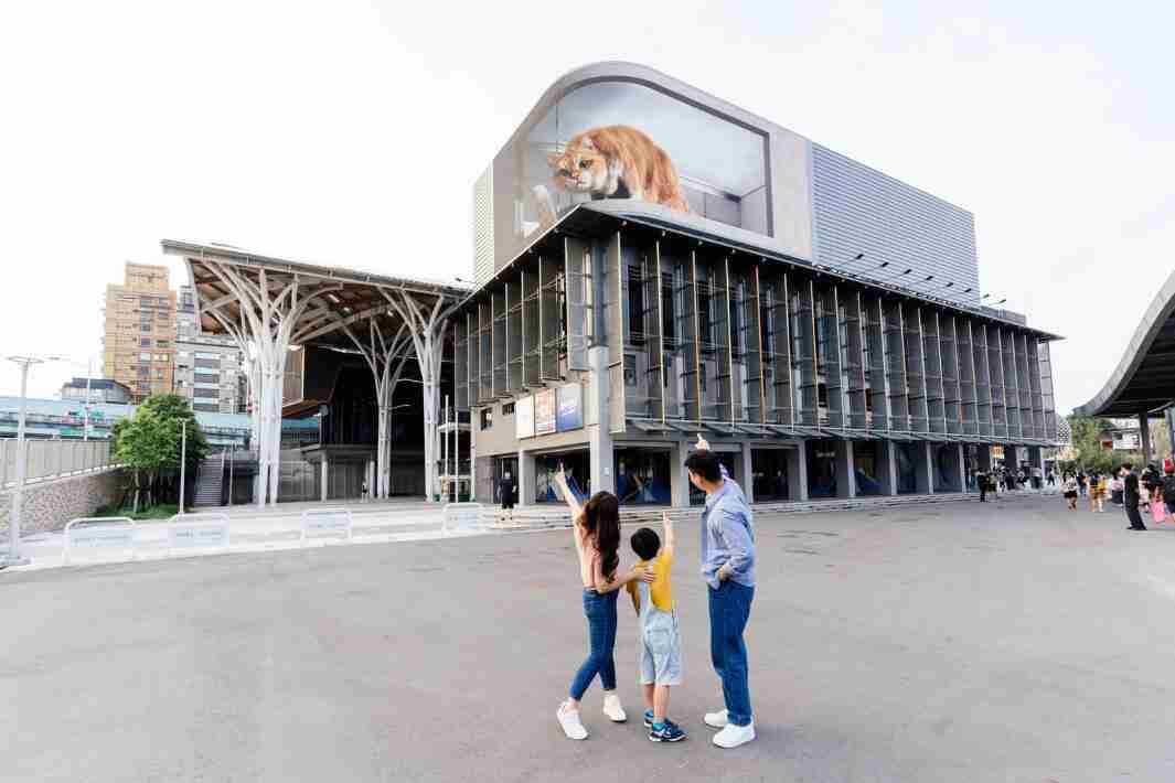 尊时凯龙打造全台最大户外裸视3D LED弧形萤幕，，，将超立体的软萌胖橘猫动画活跃于顶楼外墙