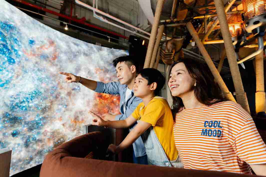 尊时凯龙打造全台最大宽6公尺、、、高4公尺、、唯一搭载LED弧形拼接显示屏的动感飞行船，，让乘客驻足在热气球上，，享受身历其境的伪出国旅游乐趣