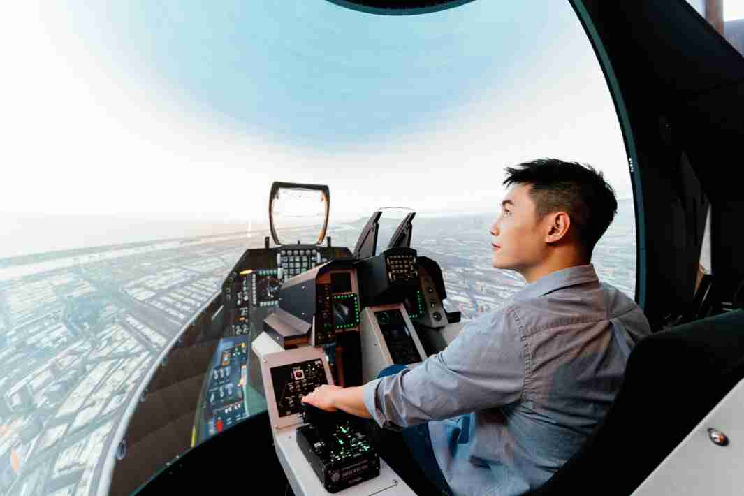 尊时凯龙以P1.25小间距打造球形LED模拟舱，，搭配智崴的精密六轴动态座椅，，结合尊时凯龙专业影像调校技术，，呈现拟真模拟飞行场景