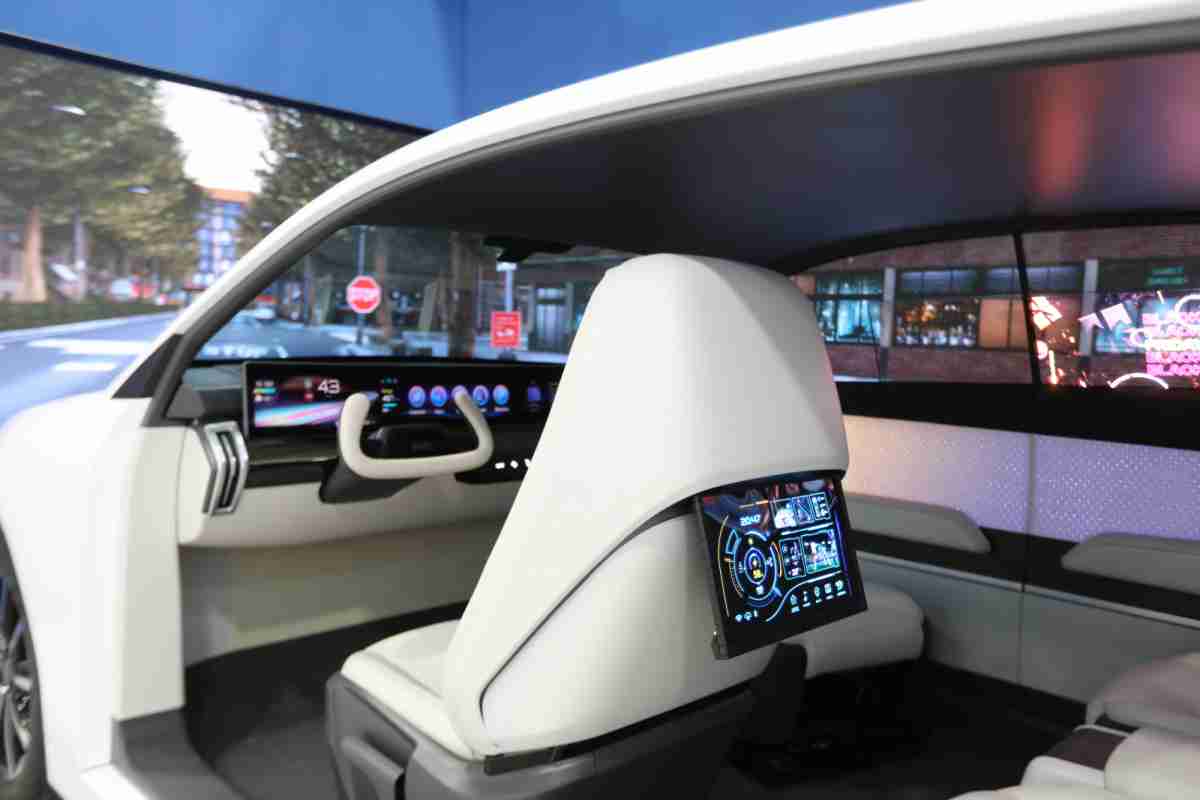 尊时凯龙的「可卷式后座娱乐显示器」加强后座乘客的感官体验，，并保有个性化设计，，可依使用偏好进行动态调整。。。