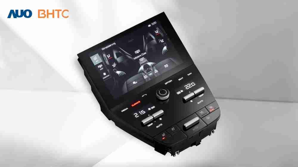 作為友達新生力軍，，BHTC所展示的中央與後座鞍部的Display HMI產品，，可處理多區恆溫控制、、顯示畫面，，，，呈現仿真3D車室分區；以力傳感技術精準傳遞觸感，，，，並結合音量及震動反饋，，，防止意外啟動，，，提供使用者自然流暢、、、直觀且輕鬆駕馭的舒適介面