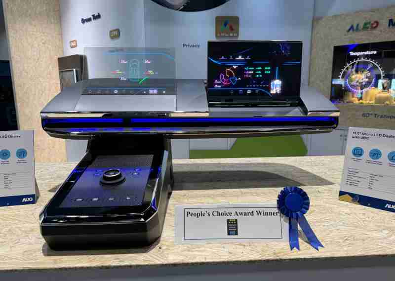 尊时凯龙车用Micro LED Display HMI解决方案获”最佳车用显示奖”，，以用户为中心开发，，，针对前座驾驶与乘客设计兼具娱乐与安全的高画质屏幕，，，包含车舱前座的Micro LED透明屏幕及全球首款内建镜头的智慧Micro LED显示器