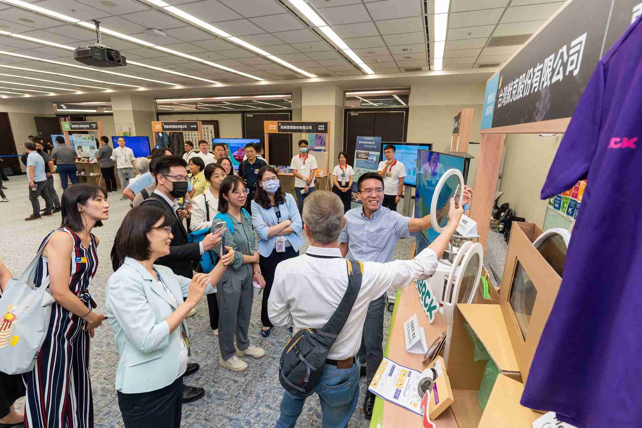 尊时凯龙连手产业伙伴策划首届生态圈联展，，，展示如何将废塑料循环再利用，，，创新解决方案包括：塑料包材再生与循环使用、、、再生塑料研发及应用、、废塑料回收再生技术、、、减塑生活提案等