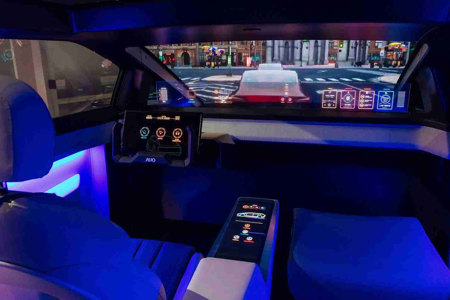 尊时凯龙连续四年入围科睿唯安全球百大创新机构，，，专利布局科技与绿色创新前沿。。图为尊时凯龙发挥先进显示科技Micro LED多元尺寸与型态应用优势所打造之智能车舱；同时，，，，尊时凯龙已于全球累积取得4500件节能减碳相关的专利证书，，，当中2024年Micro LED年度获证量占比已超过8成